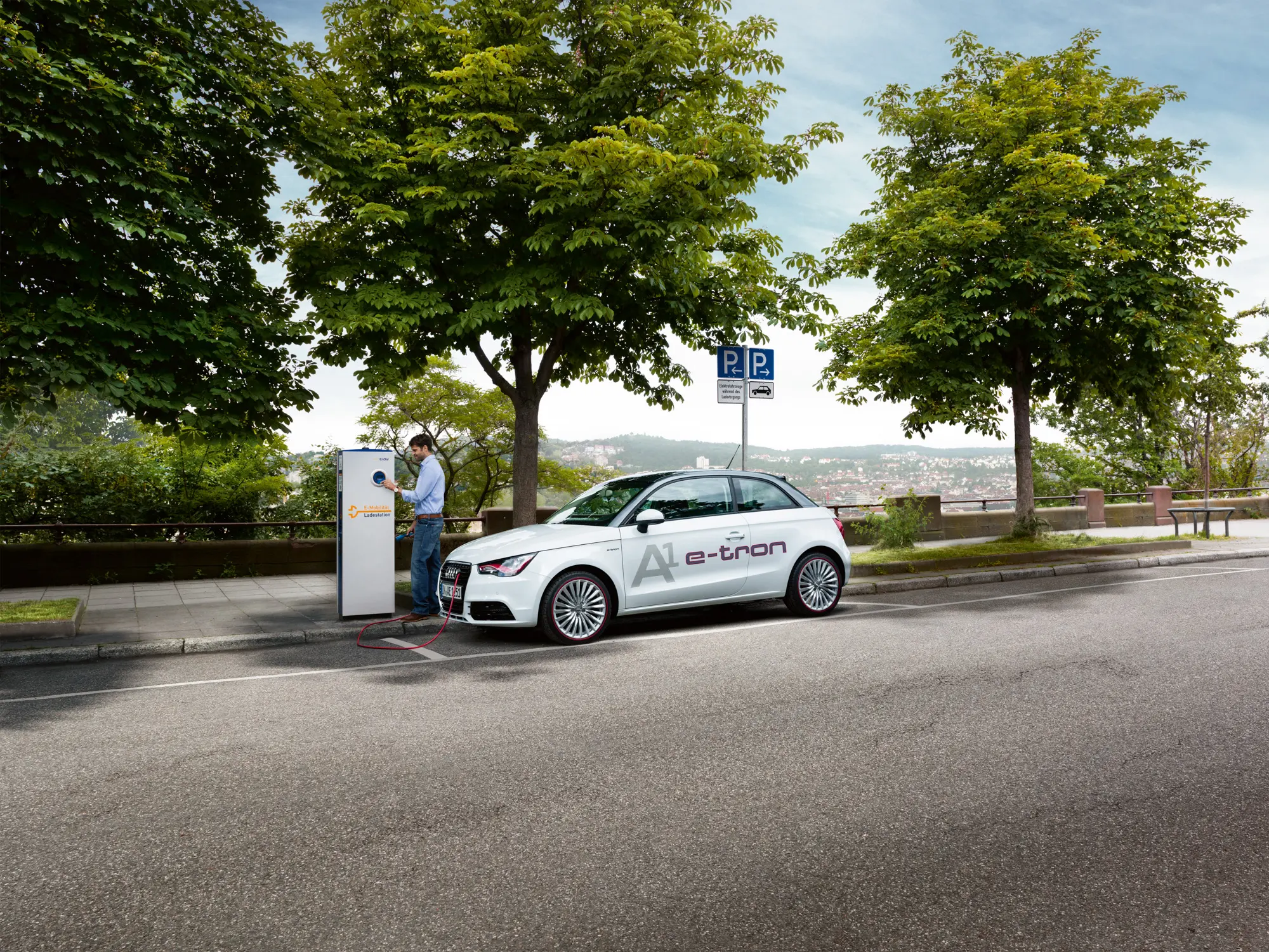 Mann lädt Audi Etron an einer Ladesäule von EnBW. Fotografiert von Benno Cray Businessfotograf.