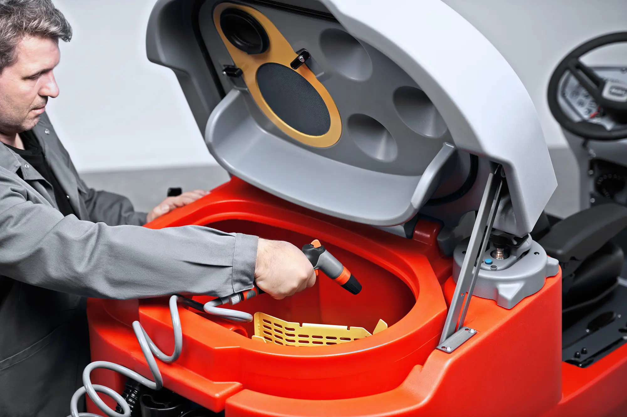 Tankreinigung vom Scrubmaster B 175 R aufgenommen von Businessfotograf Benno Cray.