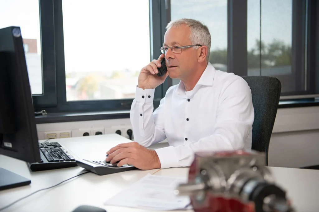 Businessfotografie in Lüneburg: Mitarbeiter der ZAE Antriebssysteme am Telefon fotografiert von Benno Cray Businessfotograf.