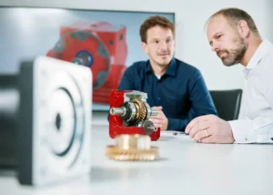 Ingenieure der ZAE Antriebssysteme in einer Besprechung fotografiert von Benno Cray Businessfotograf.