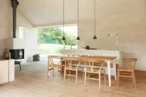 Grosszügiger Esstisch mit Kücheninsel in einem Haus in skandinavischen Stil fotografiert von Benno Cray Businessfotograf für Jan Cray Möbel und Küchen.