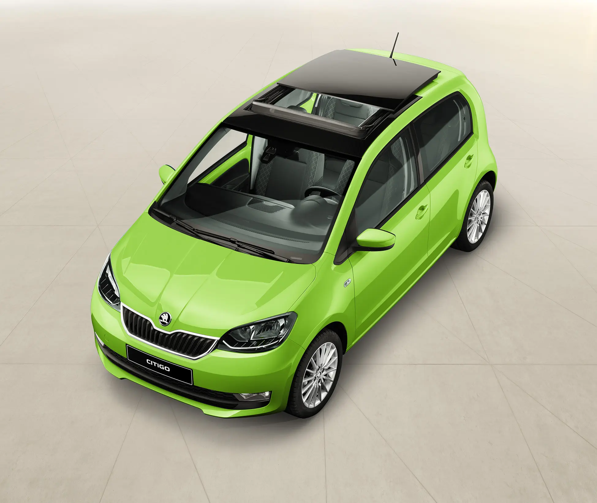 Grüner Škoda Citigo Studio Aufnahme von oben mit geöffnetem Schiebedach.