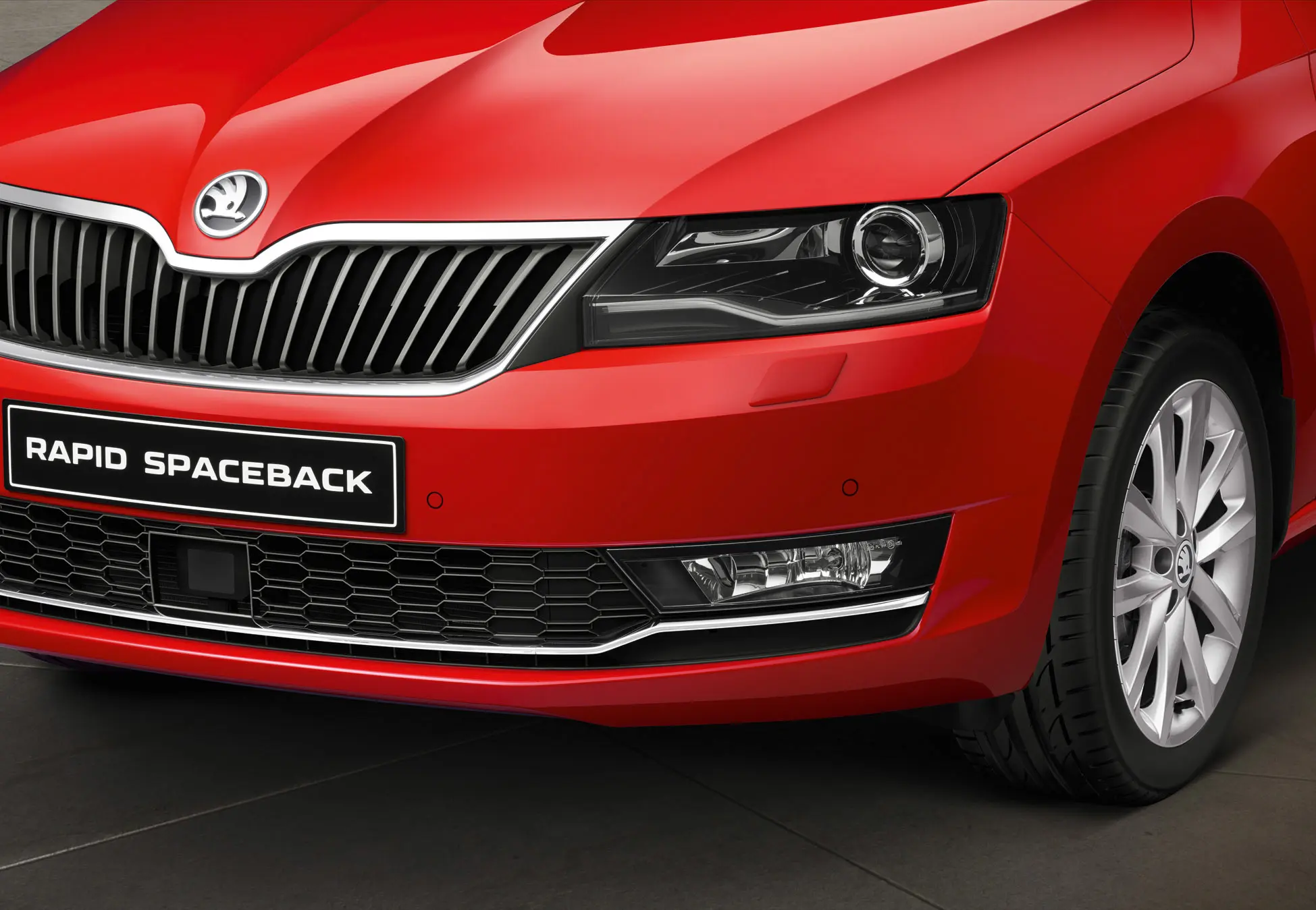 Aussenaufnahme des Škoda Rapid aufgenommen von Businessfotograf Benno Cray.